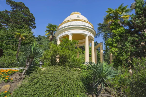 Rusia, Sochi, gazebo en el parque de la ciudad "Dendrarium " —  Fotos de Stock