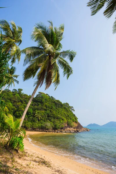 Belle plage tropicale à l'île de Koh Chang — Photo