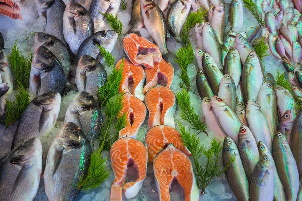 Vente de poissons et fruits de mer sur les marchés orientaux en Turquie — Photo