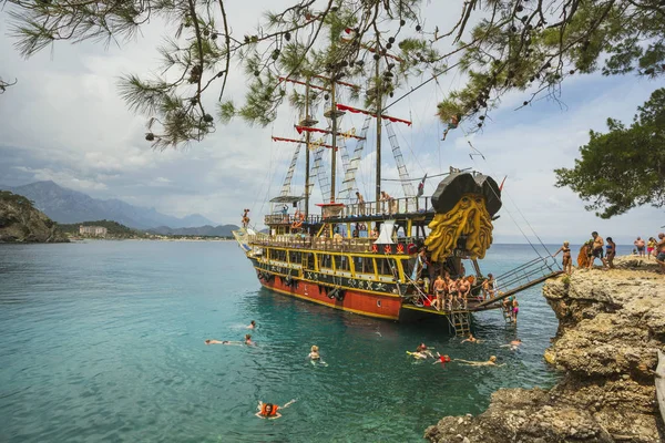 Ancien bateau pirate près du rivage. Turquie — Photo