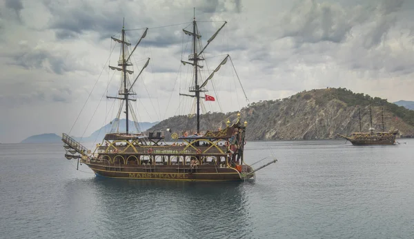 Oude piratenschip door de oever. Turkije — Stockfoto