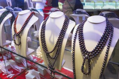 Birçok kolye inci'nin deposunda 