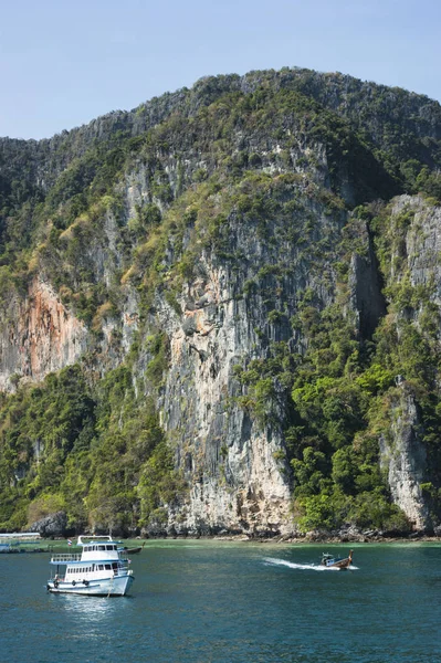 Tekneler Tayland kayalar denize karşı — Stok fotoğraf