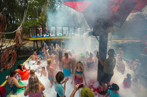 Fiesta de espuma en un barco pirata en el mar Mediterráneo —  Fotos de Stock