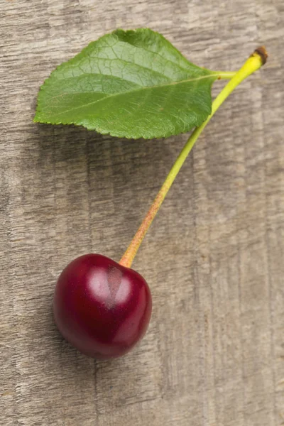 Frische Kirschen auf Holztisch — Stockfoto