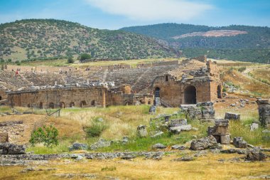 Pamukkale harabelerde rezervuar ve teraslar ile jeotermal springs yakınındaki
