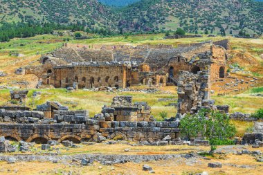 Pamukkale harabelerde rezervuar ve teraslar ile jeotermal springs yakınındaki