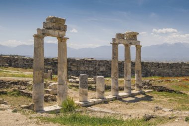 Rezervuar ve teraslar ile jeotermal springs yakınındaki Pamukkale içinde kemer