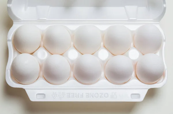 Beyaz Arka Plandaki Kaset Kutusunda Tavuk Yumurtası — Stok fotoğraf