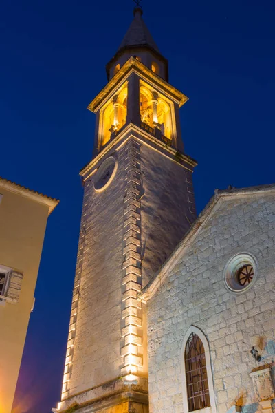 Karadağ. 23 Temmuz 2017. Karadağ 'da eski akşam Budva' sının dar sokakları
