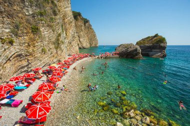 Karadağ. 23 Temmuz 2017. Beach Budva şehri yakınındaki St. Nicholas Adası üzerinde. Avrupa. Karadağ