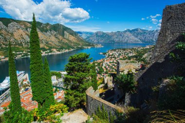 Karadağ. 27 Temmuz 2017. Kotor Körfezi ve eski kasabanın en üst manzarası. Avrupa. Karadağ