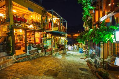 Karadağ. 4 Ağustos 2017. Old Town Bar akşamları dar sokaklarında. Avrupa. Karadağ