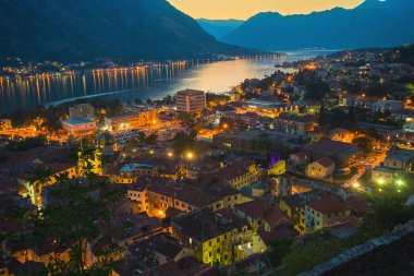 Karadağ. 1 Ağustos 2017. Kotor Körfezi ve eski kasabanın en üst manzarası. Avrupa. Karadağ