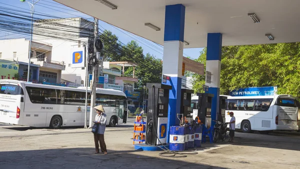 Vietnam Nov 2014 Gasoline Station Vehicles Running Busy Street Nha — Stock Photo, Image