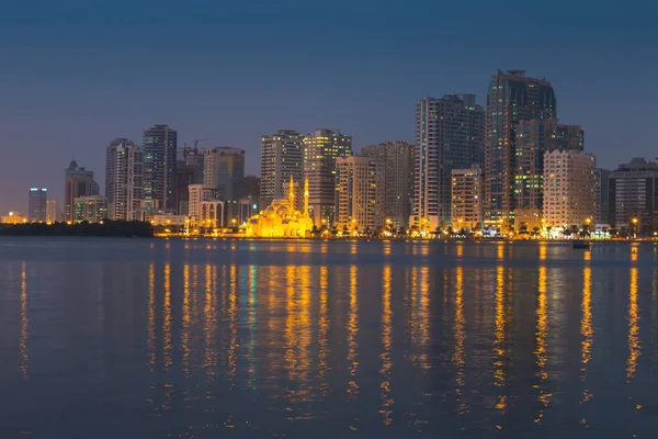 Sharjah, Birleşik Arap Emirlikleri - 29 Ekim 2013: Sharjah - Birleşik Arap Emirlikleri üçüncü büyük ve en kalabalık şehirde. UAE en sanayileşmiş emirlik olduğunu.