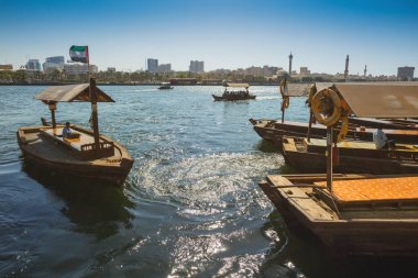 Dubai, Birleşik Arap Emirlikleri - 30 Ekim 2013: Tekneler Bay Creek, Dubai, Birleşik Arap Emirlikleri 