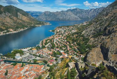 Karadağ. 27 Temmuz 2017. Kotor Körfezi ve eski kasabanın en üst manzarası. Avrupa. Karadağ