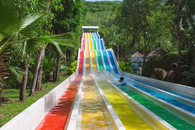 VINPEARL RESORT, NHA TRANG, VİETNAM - 24 Kasım 2014. Nhatrang, Vietnam 'daki Vininci Su Parkı' nda renkli bir su kaydırağı.