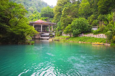 Terk edilmiş tren istasyonu Psyrtsha yeni Athos Abhazya'da içinde