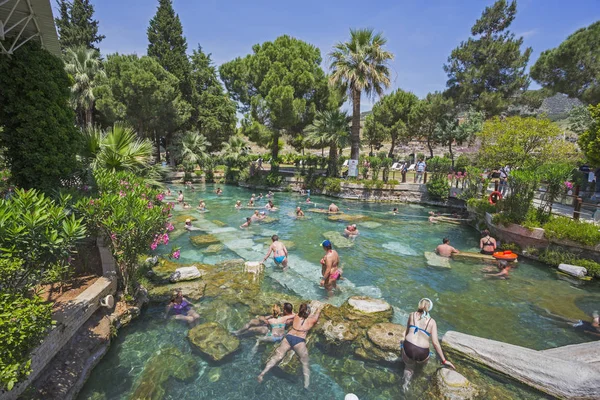 Pamukkale, Türkiye - 21 Mayıs 2017 - Termal havuz Kleopatra Pamukkale içinde