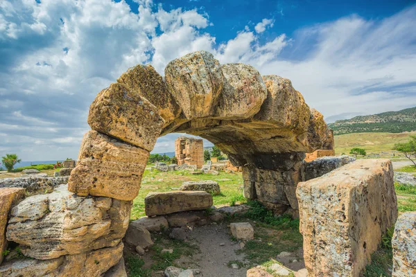 Rezervuar ve teraslar ile jeotermal springs yakınındaki Pamukkale içinde kemer