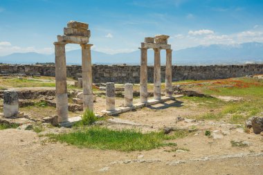 Rezervuar ve teraslar ile jeotermal springs yakınındaki Pamukkale içinde kemer