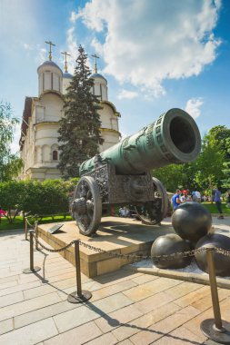 Moskova - 23 Nisan 2014: Çar cannon (Kral top) kremlin kale içinde 1586 yılında inşa edilmiştir.