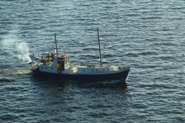 okyanus dalgalarının gemi yelken