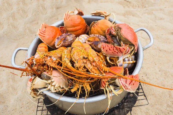 Продаж приготованих з морепродуктів на березі моря у місті Нячанг — стокове фото