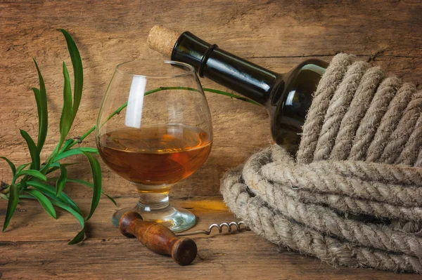 Bottiglia di vino avvolta con corda — Foto Stock