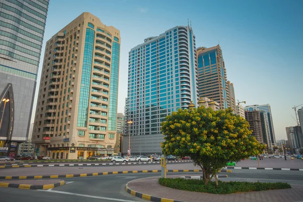 Rascacielos en la ciudad de Sharjah UAE . — Foto de Stock