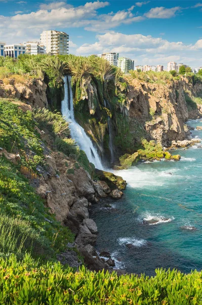 Türkiye, Antalya üzerinde 23 Mayıs 2017. Akdeniz kıyısında, 8 km mesafedeki Merkezi Antalya Lara beach doğru alt Düden şelale