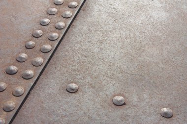 Paslı metaller üzerindeki perçinlerin arka planı