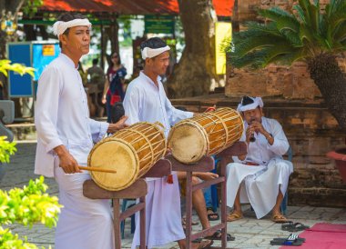 Davulcular geleneksel davul ile