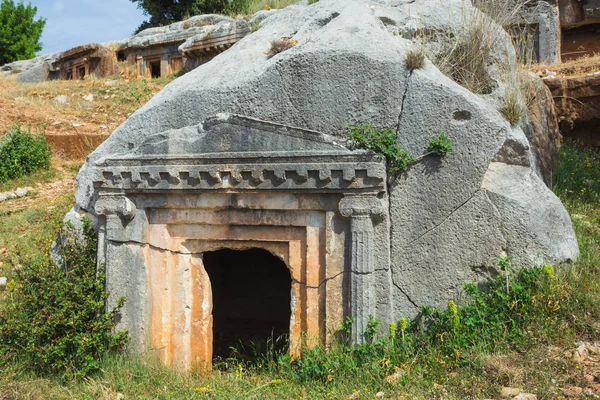 Ancienne sépulture antique dans les rochers à Demre. Turquie — Photo