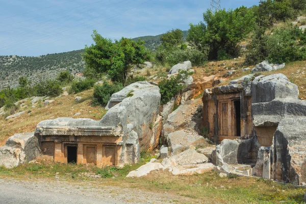 Ancienne sépulture antique dans les rochers à Demre. Turquie — Photo