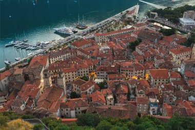 Üstten Görünüm Kotor Körfezi ve eski şehir. Avrupa. Montenegr