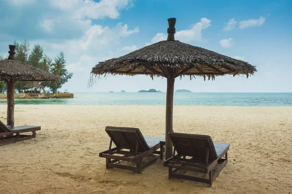 plaj şemsiye ve şezlonglar cennetin kıyısında