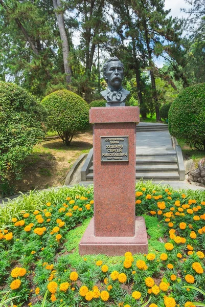 Botanik Bahçesi Khudekov sn kurucusu bir anıt.