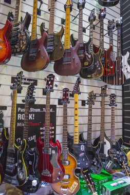 Dubai, Birleşik Arap Emirlikleri - 9 Kasım 2013: Dünya'nın en büyük alışveriş. Bir müzik mağazasında sunulan birçok gitar