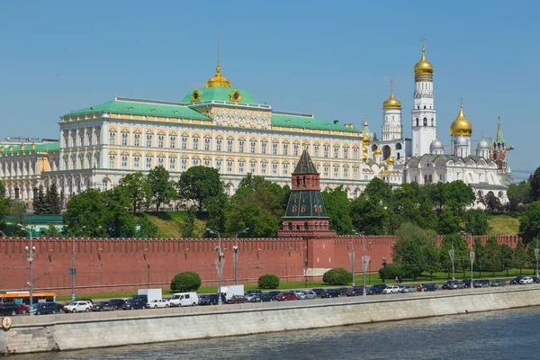 Kajen vid Moskvafloden nära Kreml — Stockfoto