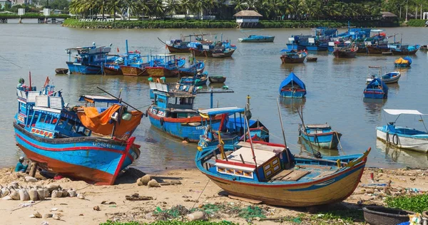 Vissersboten in jachthaven van Vietnam — Stockfoto