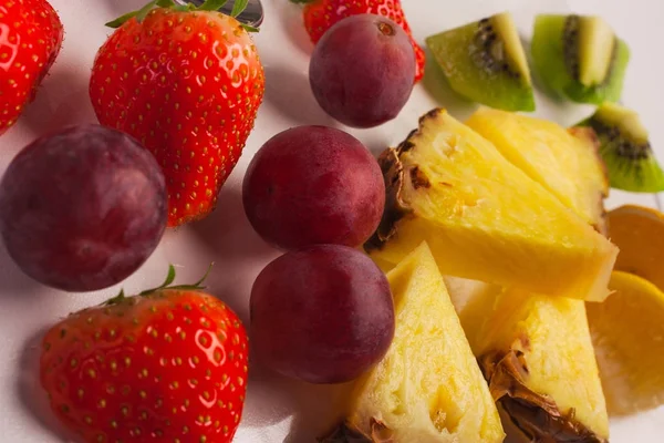 Fruta en un plato —  Fotos de Stock