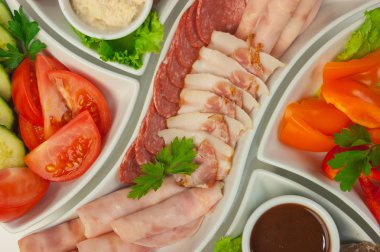 sosis ve sebze jambon çeşitleri ile plaka