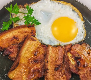 Domuz pastırmalı sahanda yumurta