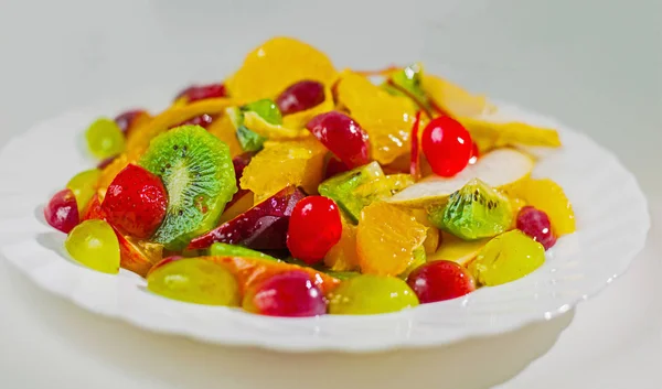 Ovoce na talíři — Stock fotografie