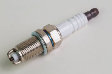 beyaz zemin üzerine kıvılcım fişi