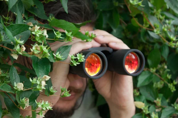 Observación con prismáticos — Foto de Stock