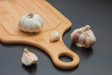 kırmızı biber ve mutfak aletleri